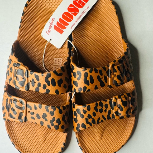 NWT Freedom Moses Leo Toffee Womens Leopard
Slip On Slide Sandals size 6-7 - Picture 4 of 9